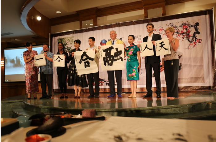 4、到場嘉賓共同展示書法作品.JPG