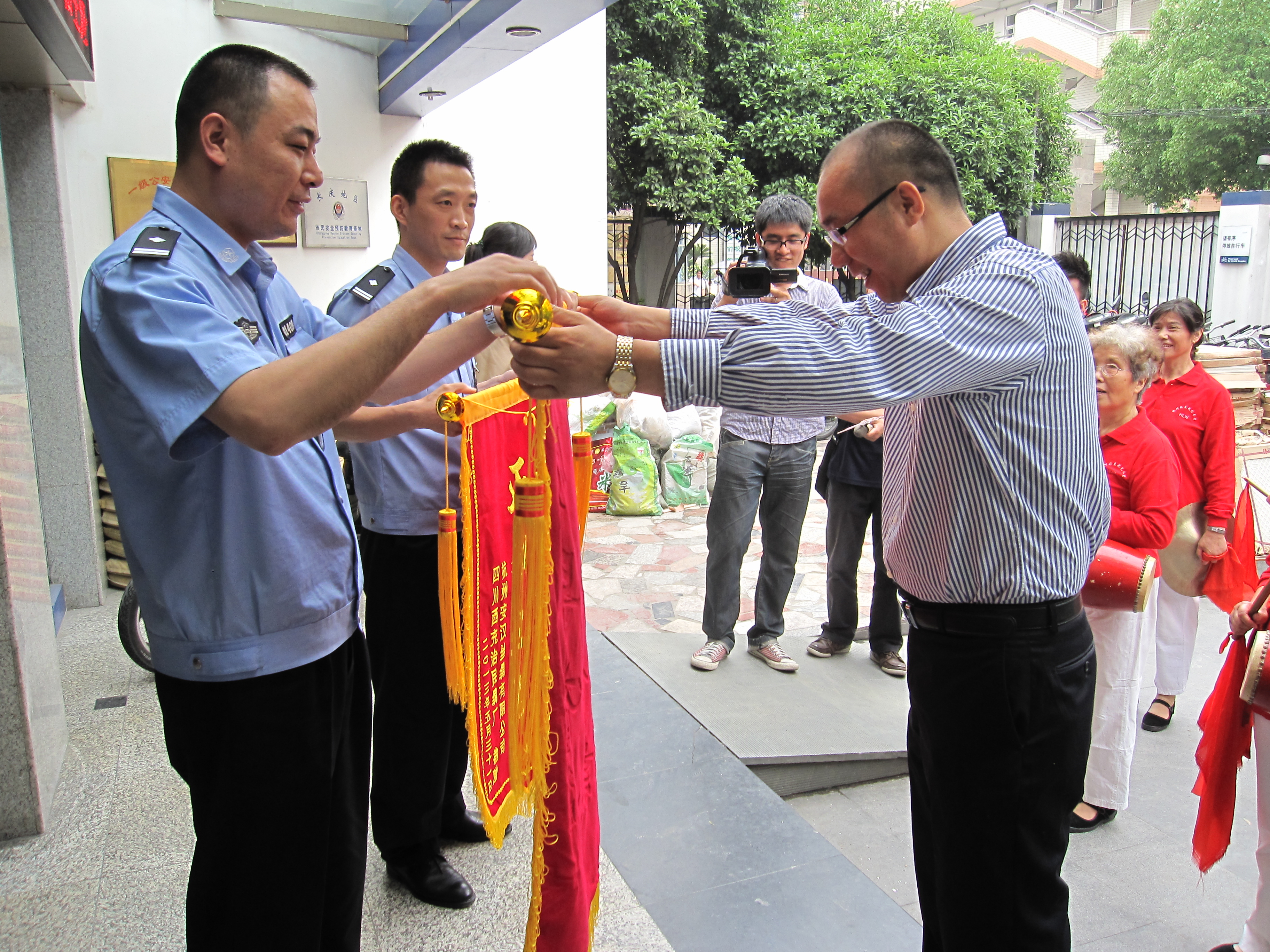 20130531腰鼓隊送錦旗.jpg