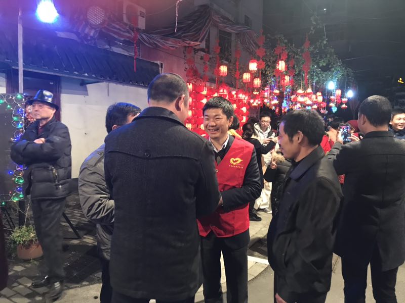 3、2018年2月28日，區(qū)委辦主任周國江在元宵佳節(jié)來臨之際帶領(lǐng)機(jī)關(guān)黨員干部參與結(jié)對燈芯巷社區(qū)開展平安巡防等志愿服務(wù)活動。.jpg