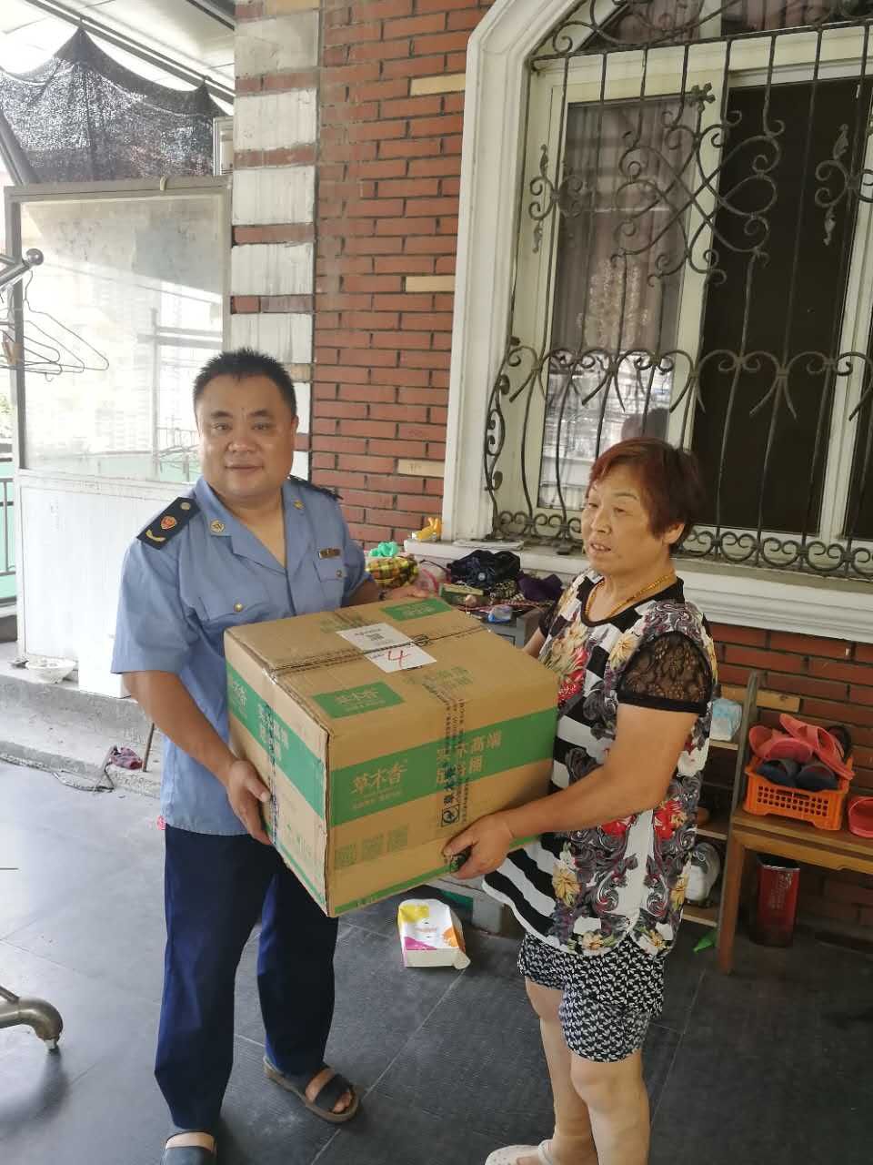 石橋黨支部“微心愿”贈(zèng)送現(xiàn)場(chǎng).jpg