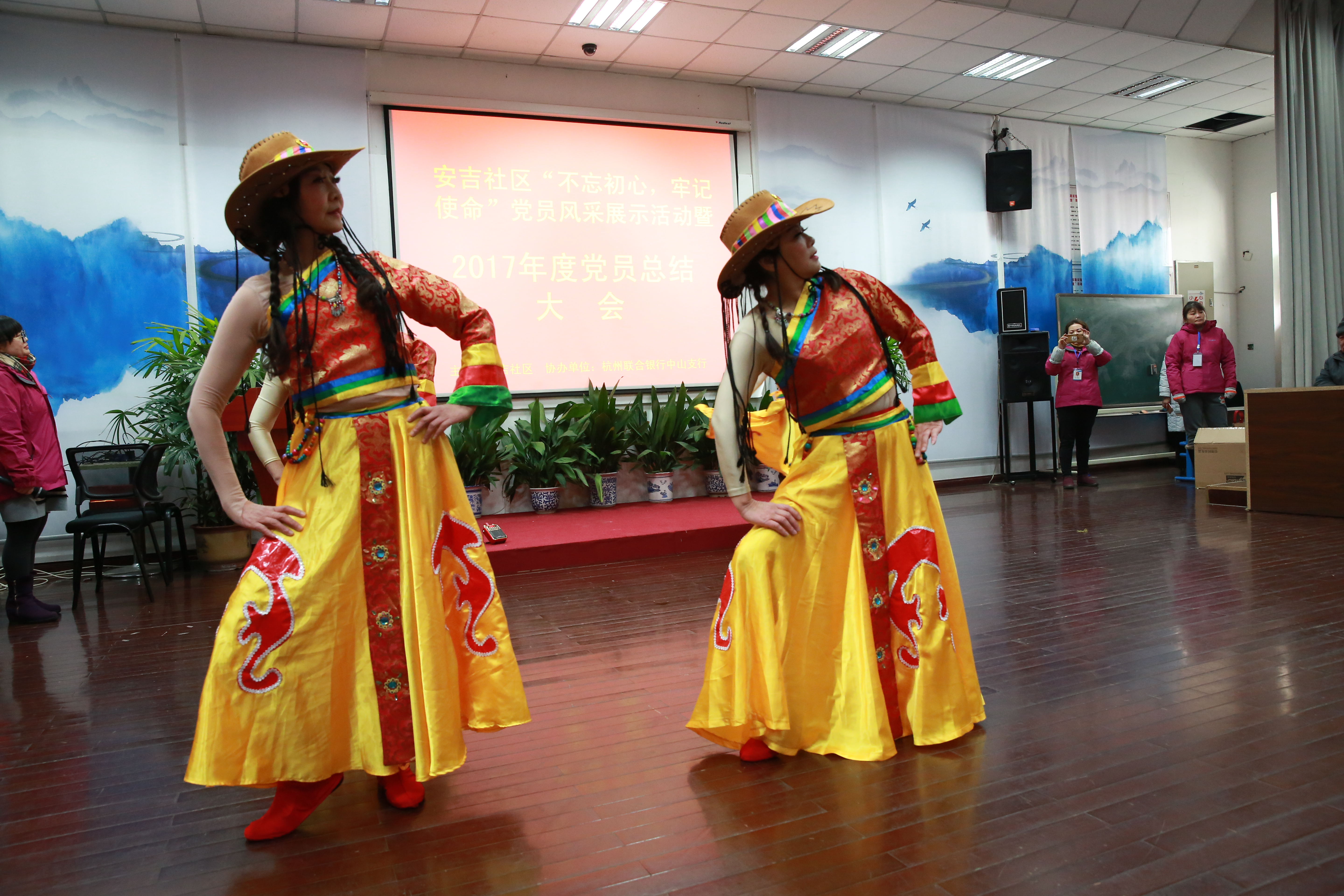 社區(qū)黨員年終黨員總結 大會.JPG
