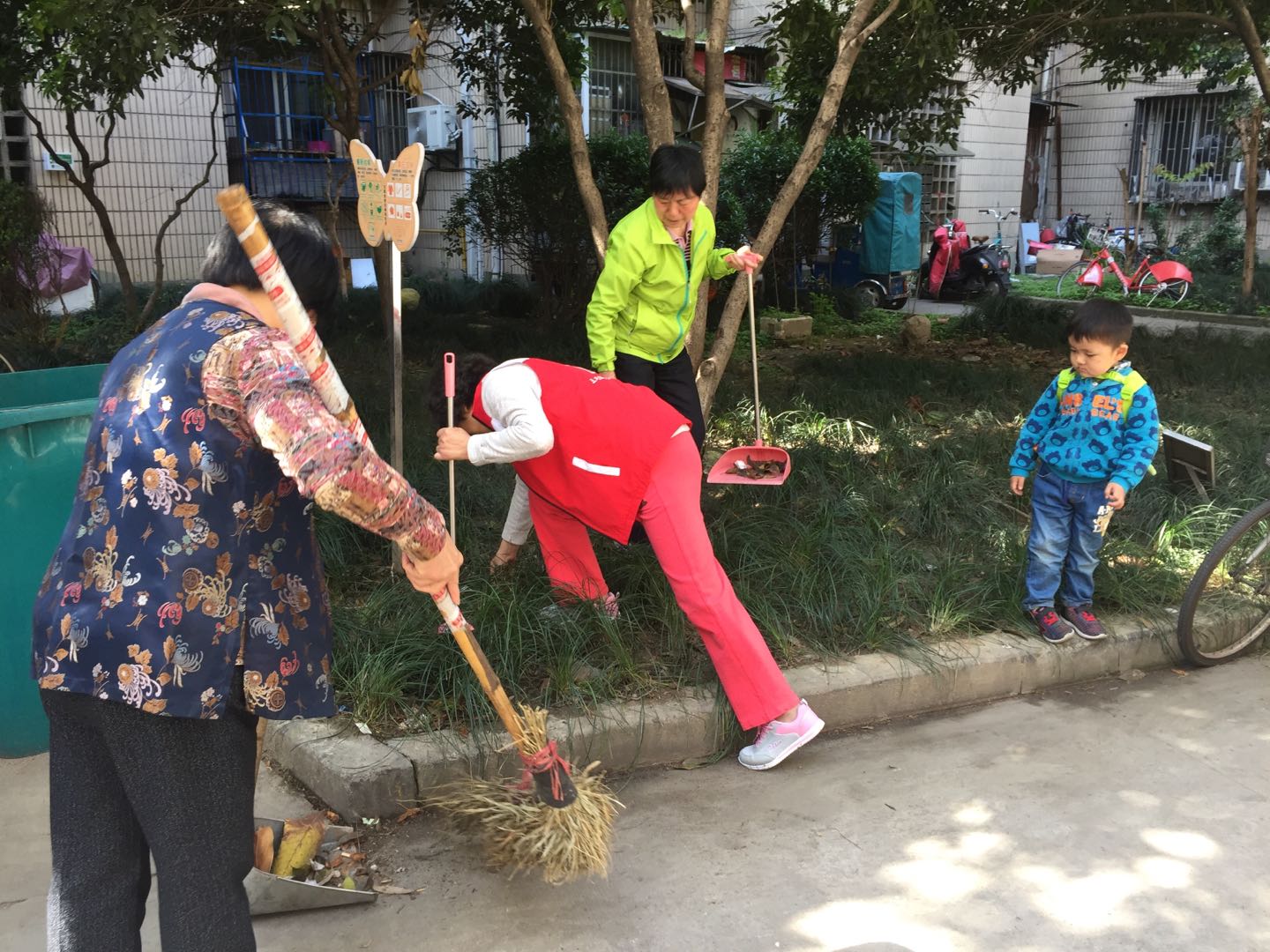支部志愿開展清潔家園活動(dòng).jpg