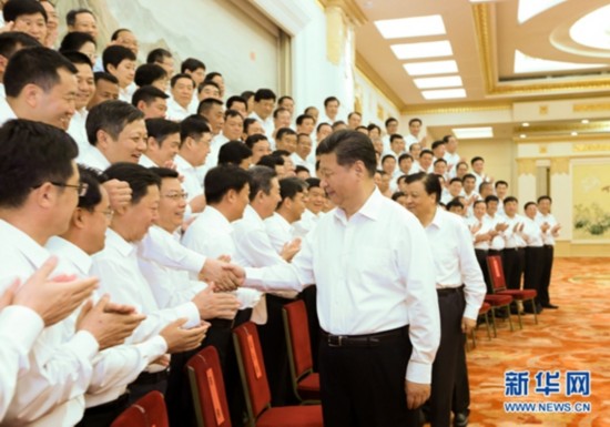 （2015年6月30日，黨和國家領(lǐng)導(dǎo)人習(xí)近平、劉云山等在北京人民大會堂會見全國優(yōu)秀縣委書記。新華社記者 蘭紅光 攝）.jpg