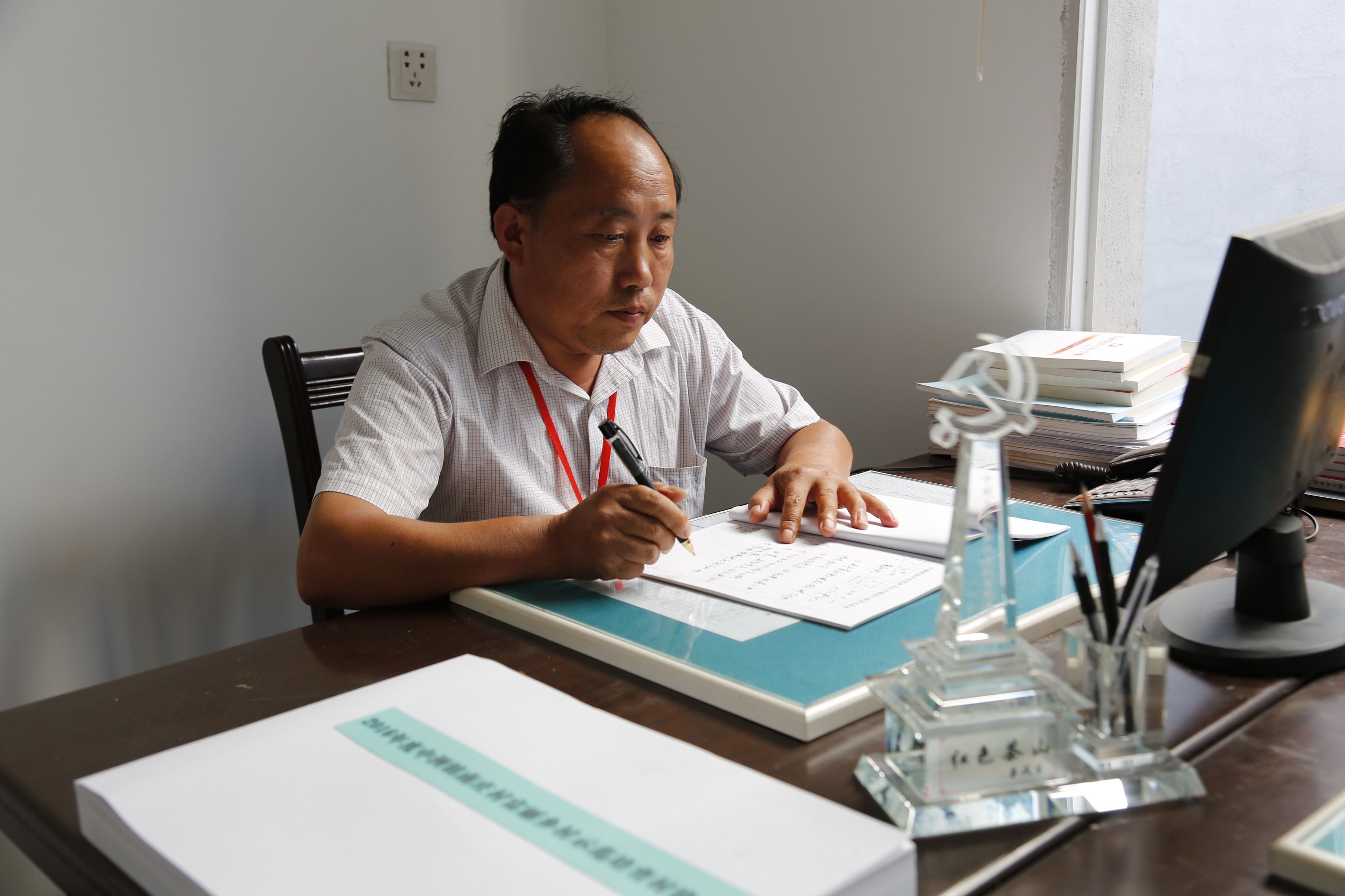 淳安縣中洲鎮(zhèn)南莊村黨支部書記 汪華北.JPG