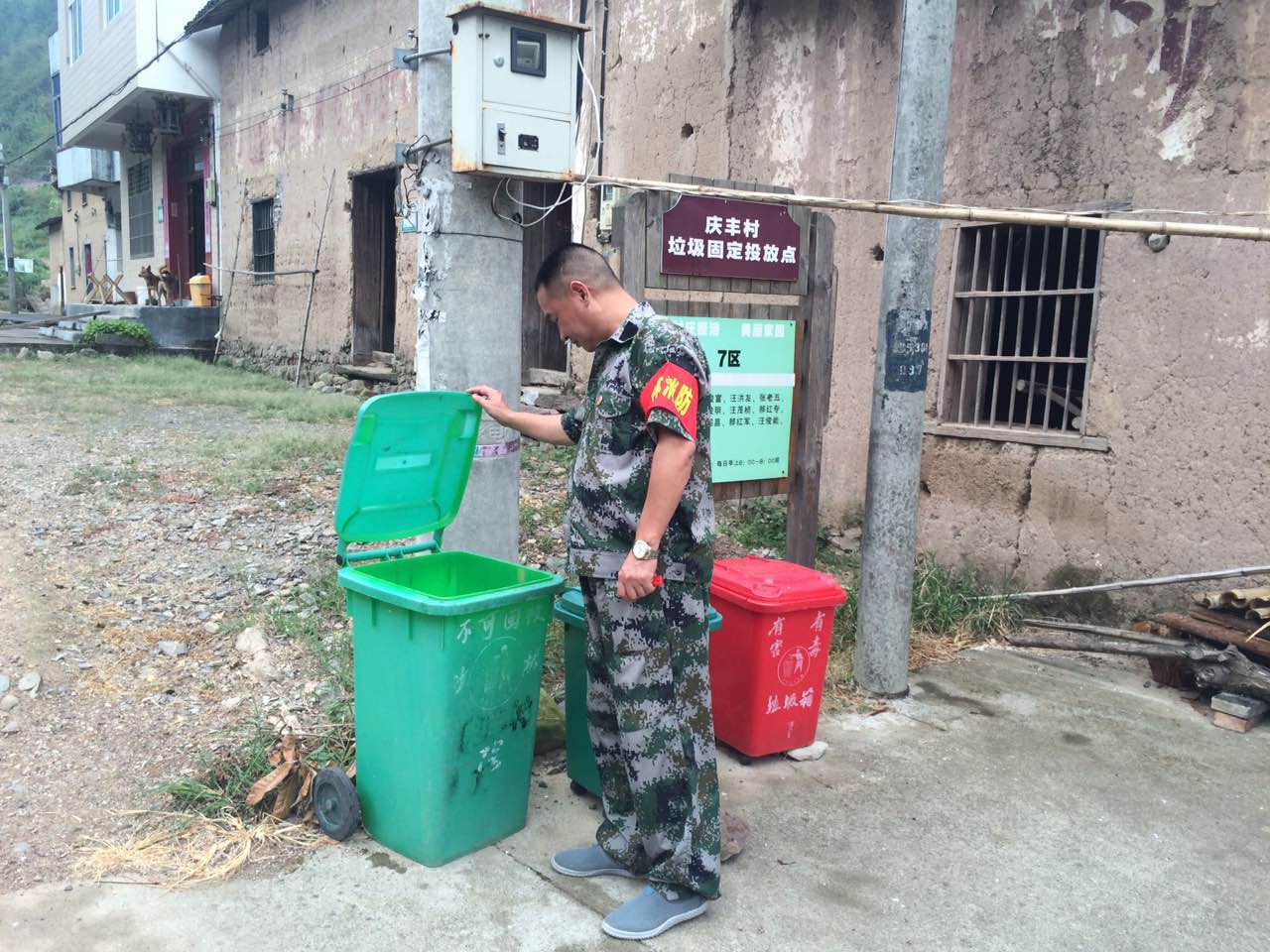 童顯明每日檢查全村垃圾分類工作.jpg