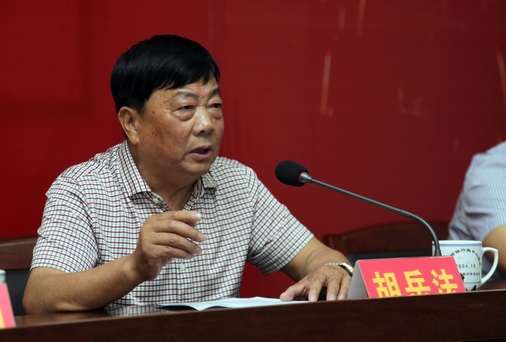 蕭山區(qū)衙前鎮(zhèn)鳳凰村黨委書記 胡法兵.JPG