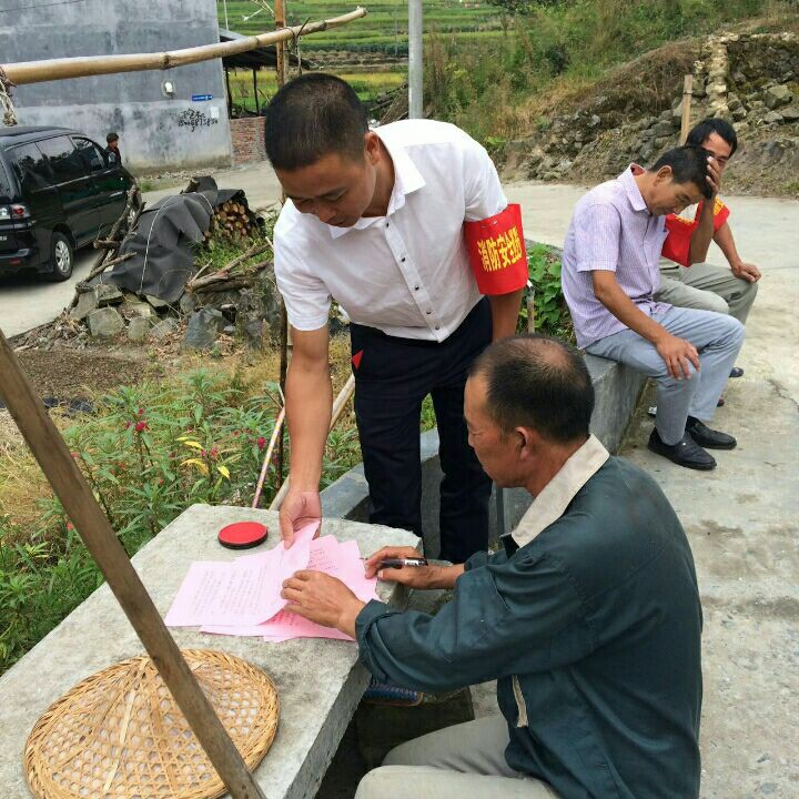 聯(lián)系服務群眾（站立者）.jpg