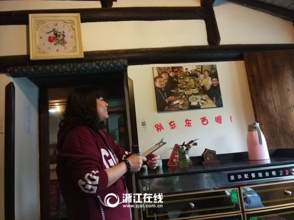 民宿老板娘站在2015年的大咖合影旁，對(duì)每位大咖的身份都如數(shù)家珍。.jpg
