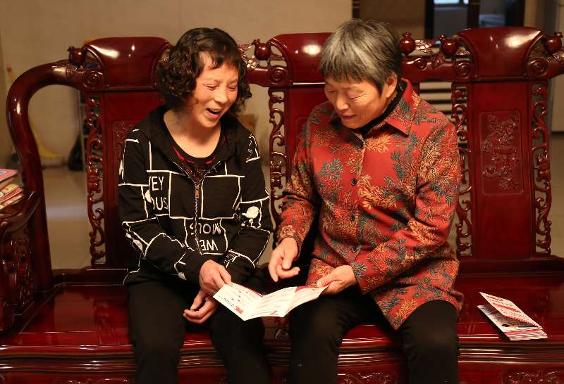 橫板橋社區(qū)老黨員孫鳳娥上門宣講十九大精神。.jpg