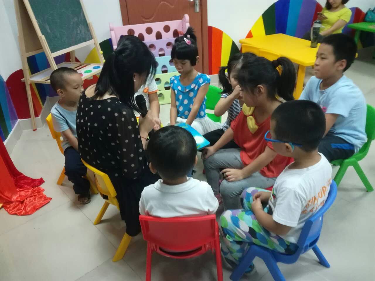 作為花婆婆故事會(huì)義工媽媽給幼兒講讀繪本.jpg