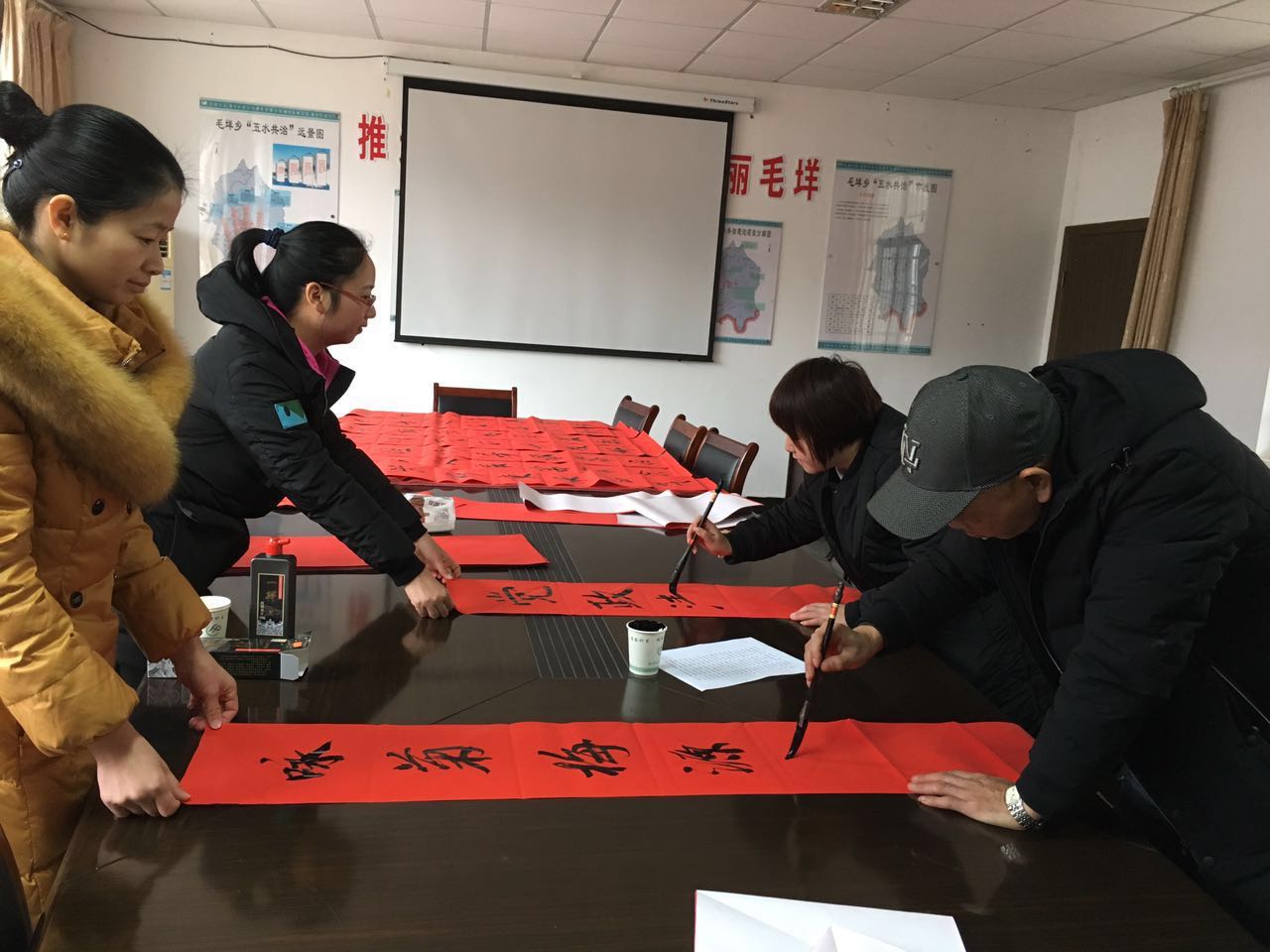 圖為毛垟鄉(xiāng)紀檢干部為毛垟鄉(xiāng)村民書寫“廉潔春聯”.jpg
