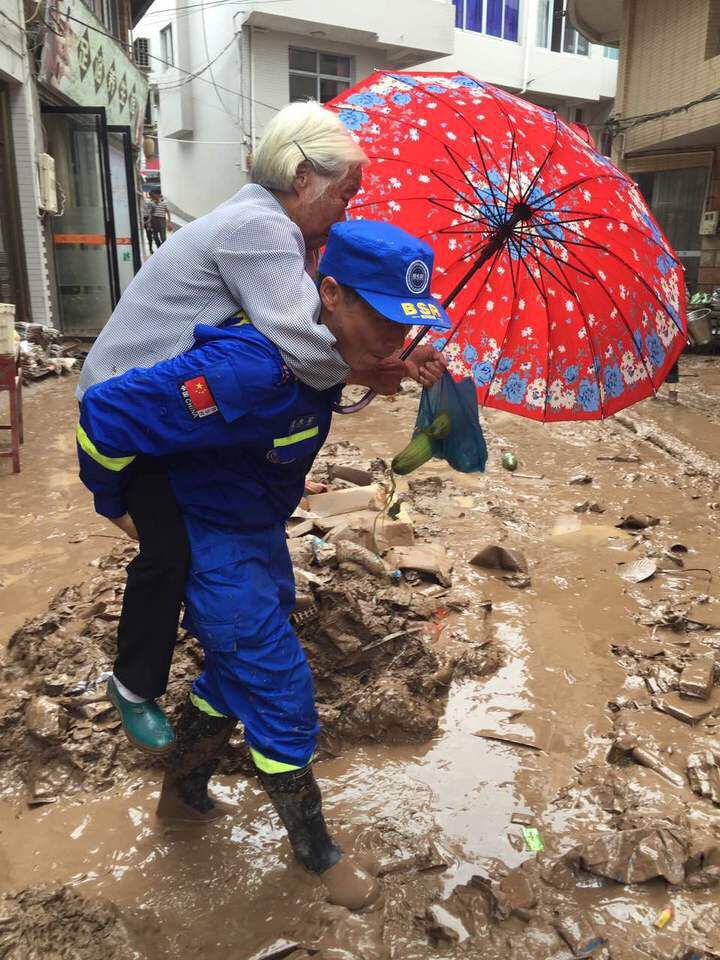 救援人員幫助轉(zhuǎn)移群眾.jpg