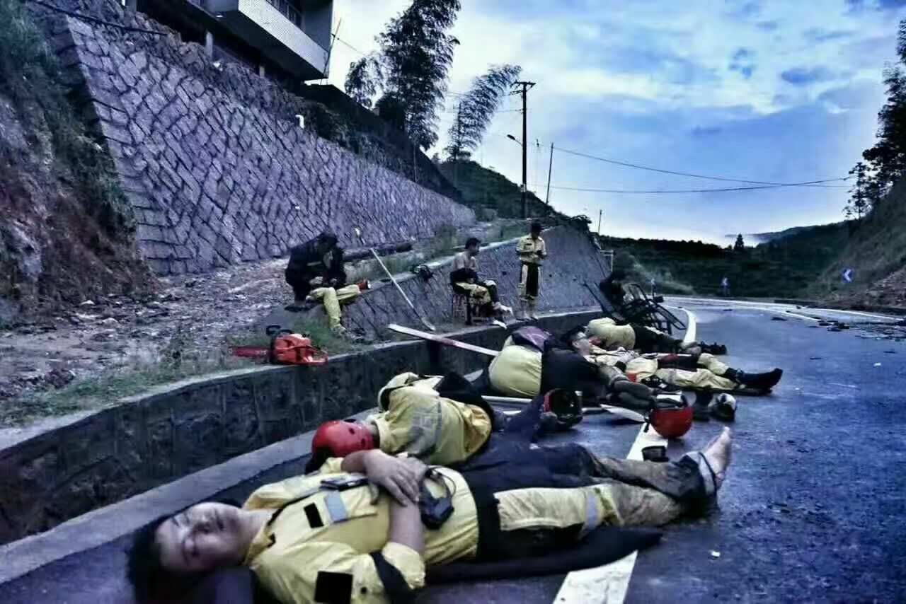 救援人員的最美睡姿.jpg