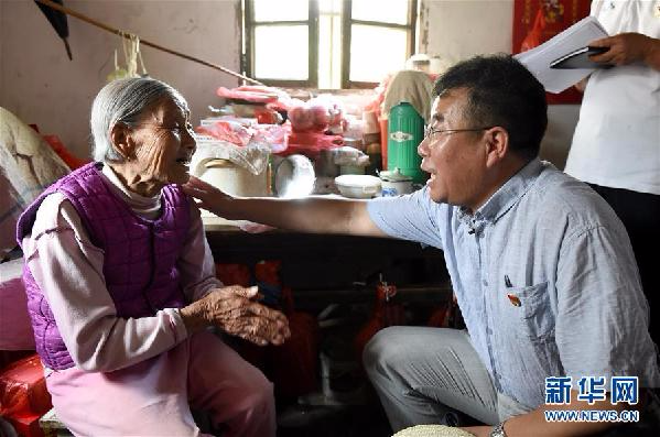 （新華全媒頭條·圖文互動）（2）烙在心底的紅手印——獻給戰(zhàn)斗在扶貧一線的“第一書記”們