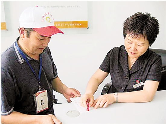 駱葉青（右）在為黨員志愿者蓋積分章。.jpg