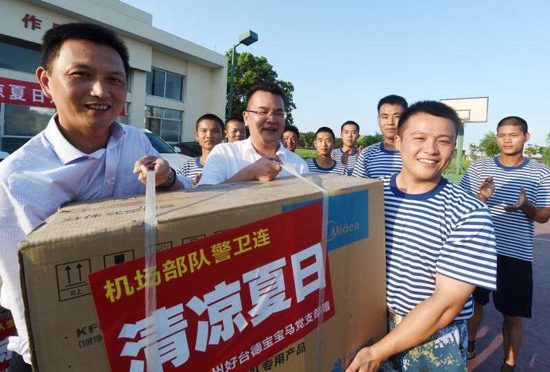 （清涼夏日）黨總支為部隊(duì)警衛(wèi)連、駕駛連送清涼活動(dòng).jpg