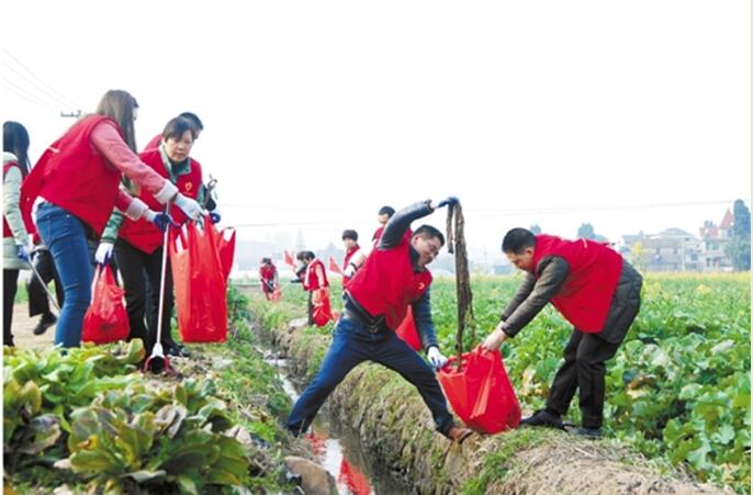 壽昌鎮(zhèn)，清理溝渠的志愿者在行動。寧文武 攝.jpg