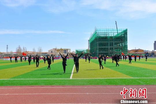 圖為中蒙兩國民眾舉行健身活動?！√A俊 攝